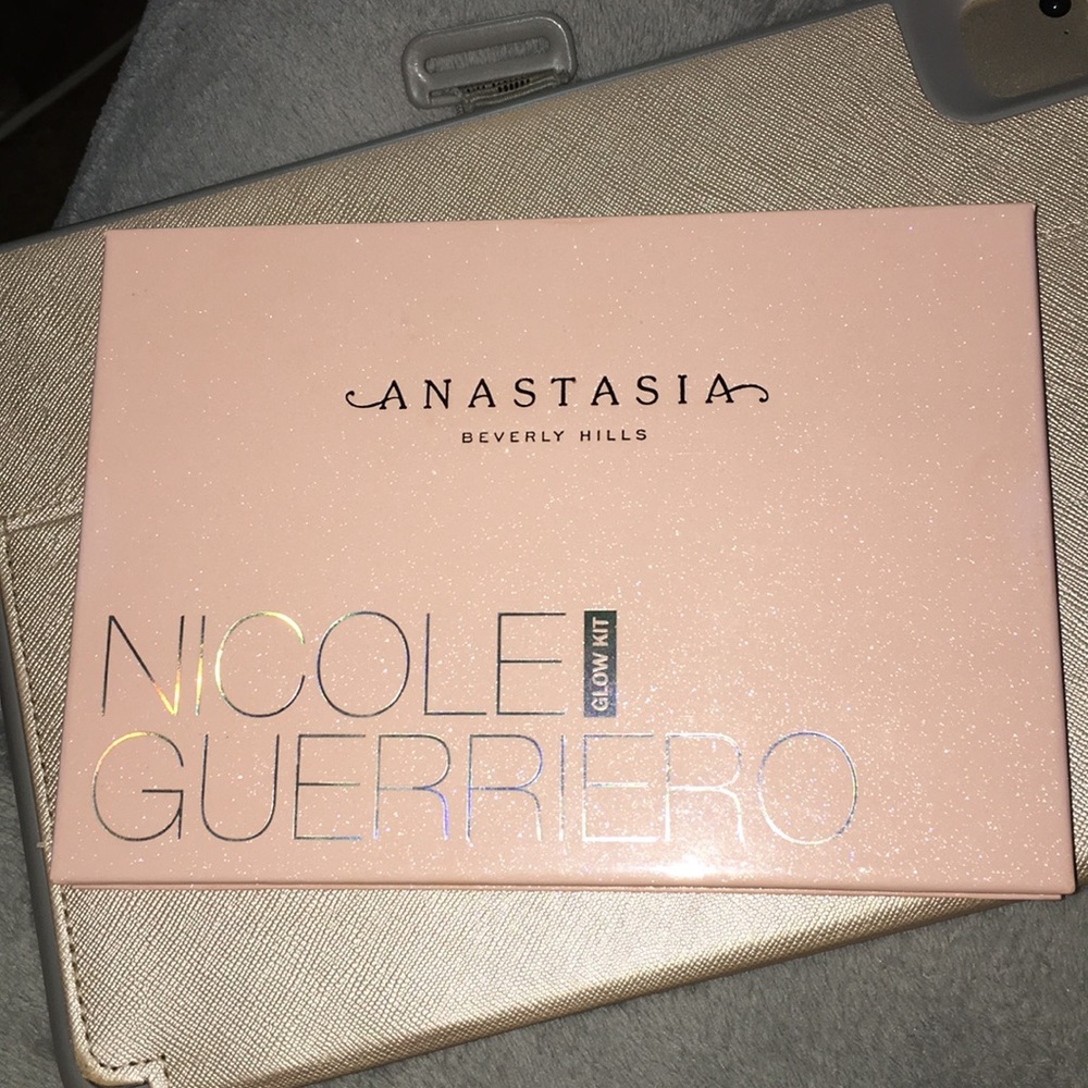 Anastasia Beverly Hills Nicole Guerriero glow kit